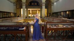 Blogger Ukraina, Yana mengunjungi Museum Mesir saat perayaan untuk menghormati Hari Pariwisata Dunia dan peringatan 200 tahun Egyptology sebagai ilmu di Kairo, Mesir, 27 September 2022. (AP Photo/Amr Nabil)