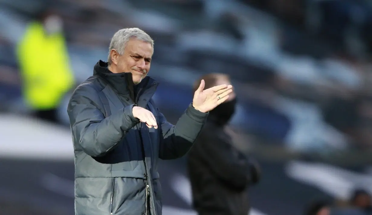 Pelatih Tottenham Hotspur, Jose Mourinho menginstruksikan pemainnya saat melawan Leeds pada pertandingan lanjutan Liga Inggris di Tottenham Hotspur Stadium di London (2/1/2021). (AP Photo/Ian Walton, Pool)