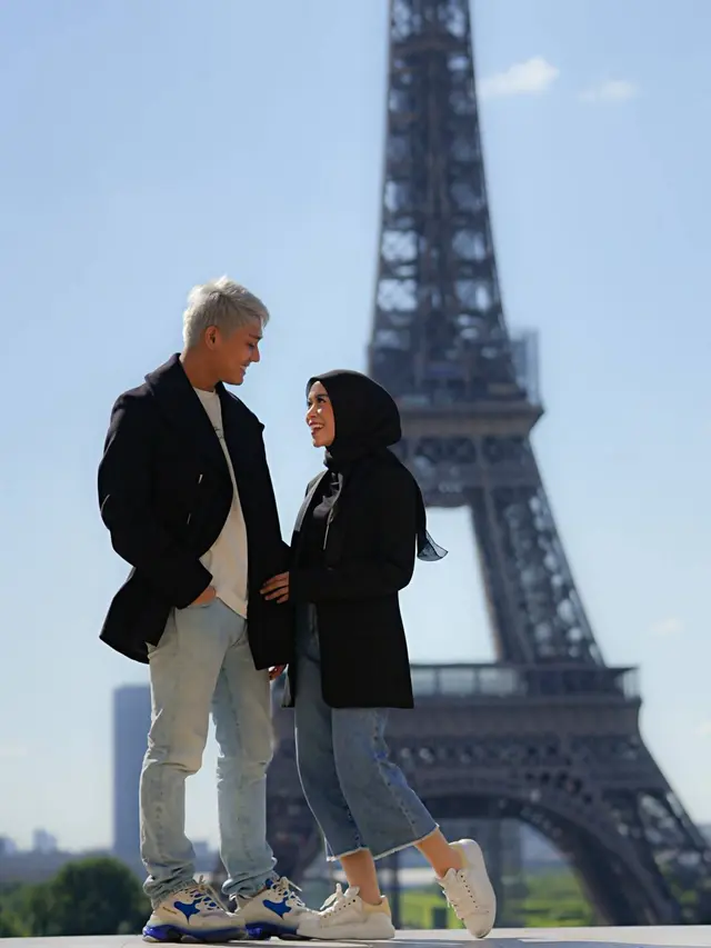 FOTO: Gaya Romantis Rizky Billar dan Lesty Kejora di Menara Eifel Jadi Bulan Madu Kedua