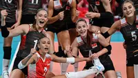 Selebrasi pemain voli wanita Turki setelah mengalahkan Rusia dalam babak penyisihan grup B Olimpiade Tokyo 2020 di Ariake Arena, Tokyo (2/8/2021). (AFP/Yuri Cortez)