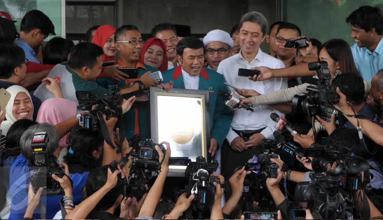 Ketua Umum Partai Idaman, Rhoma Irama memberikan keterangan kepada awak media usai melakukan pertemuan di gedung KPK, Jakarta, Kamis (3/3). Kedatangan Rhoma dalam rangka memberikan dukungan kepada lembaga antirasuah tersebut. (Liputan6.com/Helmi Afandi)