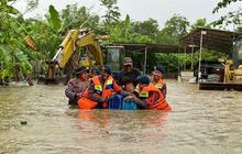 Brimob Kendari Evakuasi Banjir, Ratusan Warga Terdampak Diselamatkan Cepat