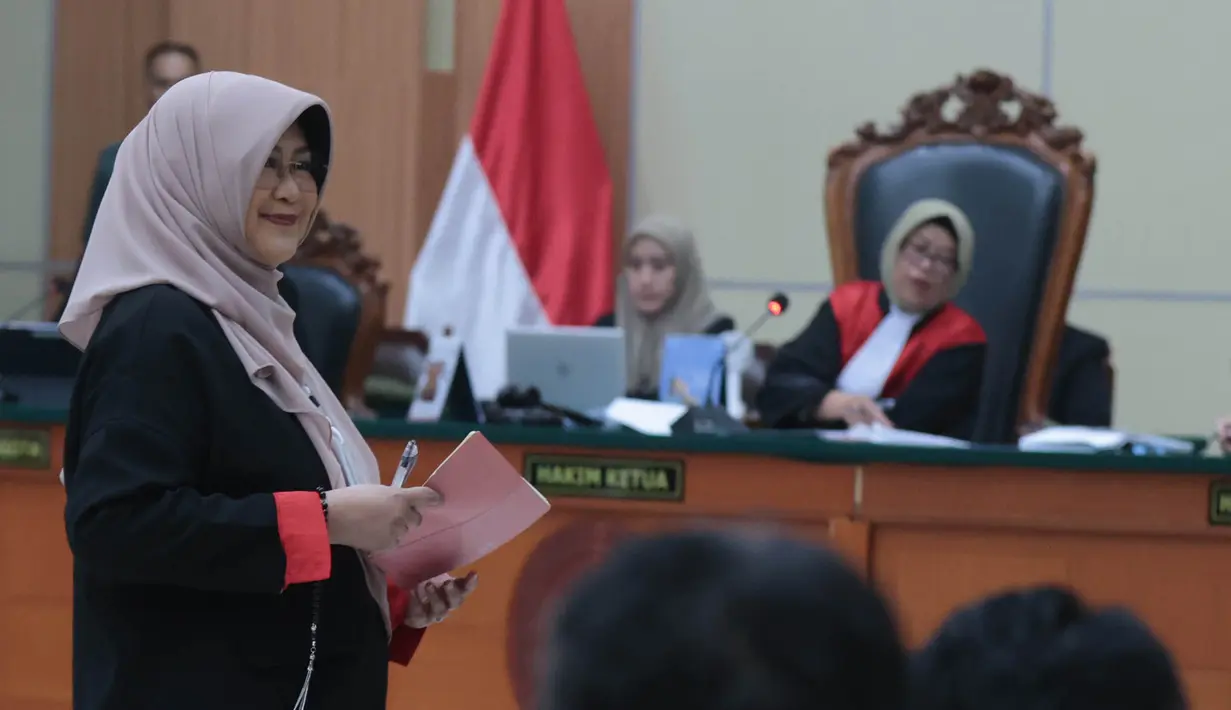 dr Tifauzia Tyassuma atau dikenal dokter Tifa saat mengikuti sidang pembacaan dakwaan perkara dugaan pencemaran nama baik terkait tudingan ijazah palsu Presiden ke-7 RI Joko Widodo di Pengadilan Negeri Jakarta Timur, Kamis (02/07/2026), (Kapanlagi.com/ Budy Santoso)
