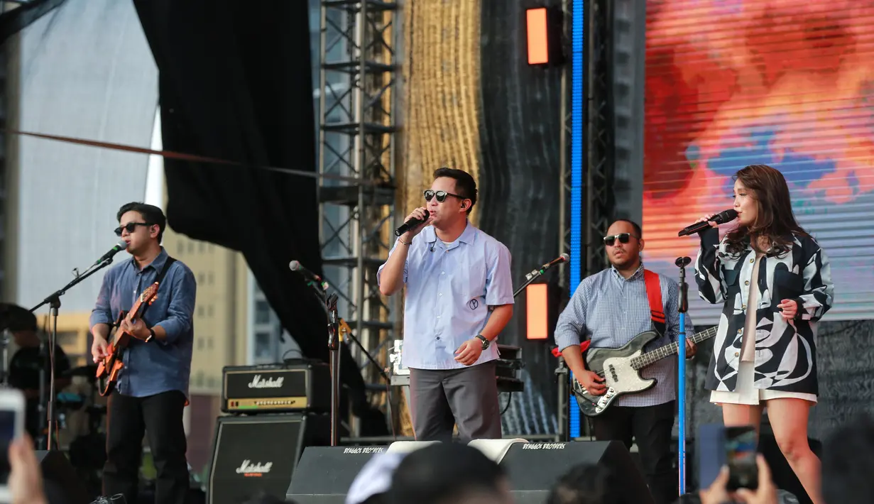 Grup asal Jakarta ini membuat suasana adem hingga semarak dengan lagu-lagu mereka.[Adrian Putra/Fimela.com]