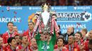 Kiper Manchester United, David de Gea mengangkat trofi Liga Inggris setelah memenangkan laga atas Swansea City di Old Trafford, Manchester, 12 Mei 2013. Ini merupakan satu-satunya trofi liga yang berhasil De Gea persembahkan selama 12 tahun membela Setan Merah. Kala itu, MU berhasil finis dengan raihan 89 poin atau unggul 11 poin dari sang rival sekota, Manchester City. (AFP/Andrew Yates)