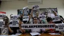  Direktur LBH Jakarta Alghiffari Aqsa bersama persatuan rakyat Jakarta membentangkan spanduk bertuliskan "tolak Pergub 228", Jakarta, Jum'at (11/6/2015). Mereka menolak keras peraturan gubenur Jakarta No 228 Tahun 2015 . (Liputan6.com/Faizal Fanani)