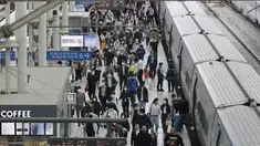 Penumpang memakai masker untuk membantu melindungi dari penyebaran virus corona keluar dari kereta menjelang liburan Chuseok atau Hari Thanksgiving versi Korea di Stasiun Kereta Seoul di Seoul, Korea Selatan, Selasa (29/9/2020). (AP Photo / Ahn Young-joon)