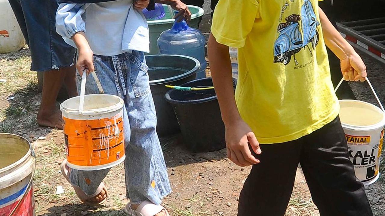Pasalnya, warga selama ini hanya mengandalkan air hujan untuk kebutuhan sehari-hari.