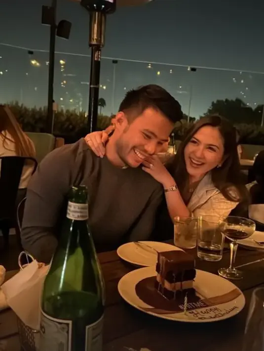 Jessica Mila tampil simple dengan gaya semi formal kenakan outfit monokrom yang feminin [@jscmila]