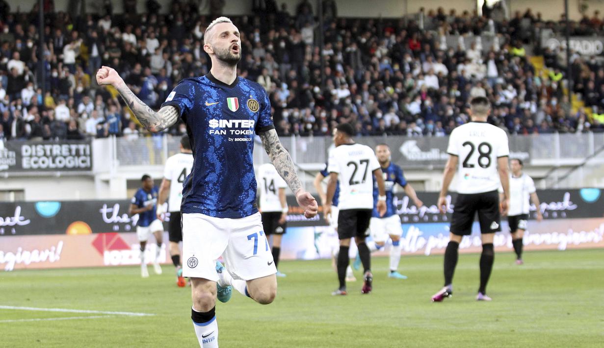 Pemain Inter Marcelo Brozovic melakukan selebrasi usai mencetak gol ke gawang Spezia pada pertandingan Serie A di Stadion Alberto Picco, Spezia, Italia, 15 April 2022. Inter Milan menang 3-1. (Tano Pecoraro/LaPresse via AP)