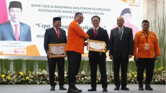 PT Freeport Indonesia menerima penghargaan Search and Rescue (SAR) Award dari Badan Nasional Pencarian dan Pertolongan (Basarnas) atas dukungan perusahaan terhadap upaya penyelenggaraan operasi pencarian dan pertolongan di Indonesia. (Dok PTFI)