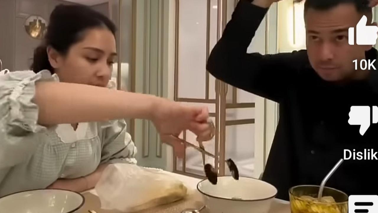 Potret Raffi Ahmad & Nagita Slavina Ngobrol Santai Sambil Makan Telur Gulung dan Bakso Buat Netizen Terpana