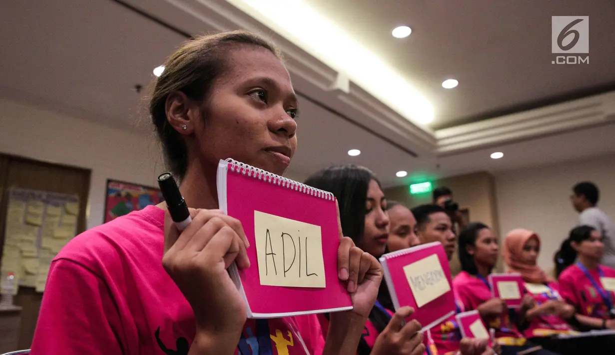 Para peserta saat mengikuti pelatihan dasar kepemimpinan calon menteri cilik di Jakarta, Senin (9/10). Pelatihan ini untuk pembekalan mengenai organisasi Kementerian Pemberdayaan perempuan dan Perlindungan Anak. (Liputan6.com/Faizal Fanani)