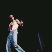 Celana cutbray dipopulerkan kembali oleh Harry Styles di hampir setiap penampilannya [@harrystyles]