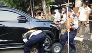 Razia Parkir Liar di Senopati, Mobil Diderek hingga Dicabut Pentil