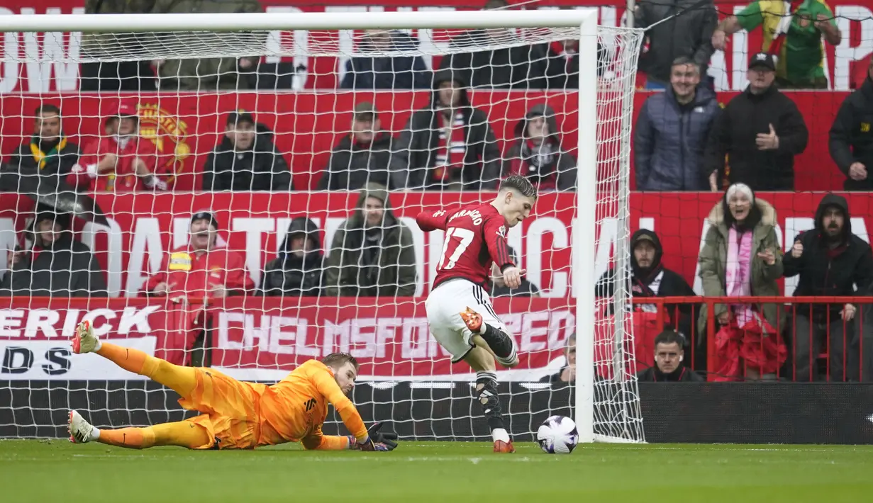 Gelandang Manchester United, Alejandro Garnacho mencetak gol ke gawang Liverpool yang akhirnya dianulir akibat offside pada laga pekan ke-32 Premier League 2023/2024 di Old Trafford Stadium, Manchester, Minggu (7/4/2024). (AP Photo/Dave Thompson)