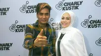 Charly Setia Band dan istri memperkenalkan Charlykustik sebagai brand skin care miliknya. (Dok. IST)