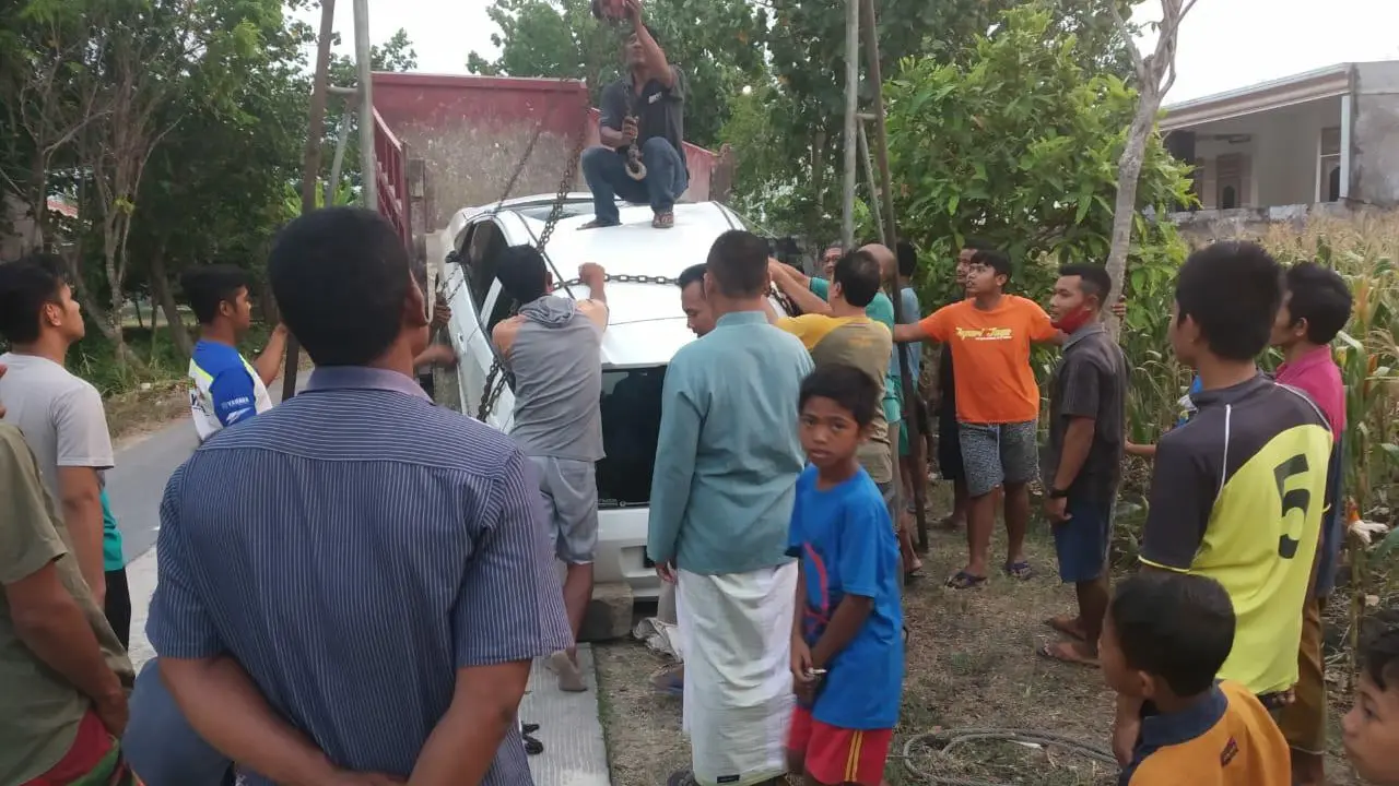 Mobil yang Dipakai Pengutil Celana Dalam di Minimarket di Blora saat hendak Dibawa ke Polres Blora dari Daerah Panunggalan, Kabupaten Grobogan (Liputan6.com/Ahmad Adirin)