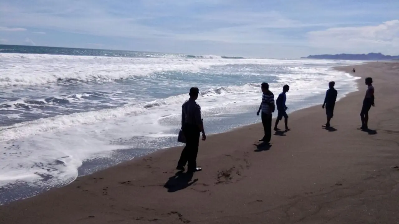 Abaikan Peringatan, 2 Orang Ditelan Ganasnya Ombak Pantai Selatan