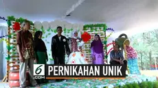 Sepasang pengantin asal Purworejo menggelar pernikahan unik. Mereka menggunakan barang-barang bekas sebagai aksesoris di pernikahannya.