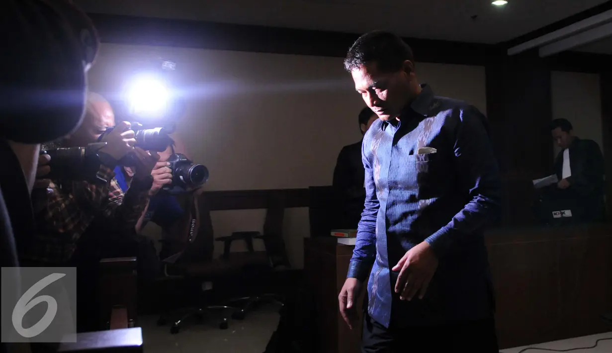 Terdakwa kasus suap perkara hukum yang juga Panitera Pengadilan Negeri Jakarta Utara Rohadi meninggalkan ruangan usai menjalani sidang dengan agenda pembacaan dakwaan di Pengadilan Tipikor, Jakarta, Senin (5/9). (Liputan6.com/Helmi Afandi)