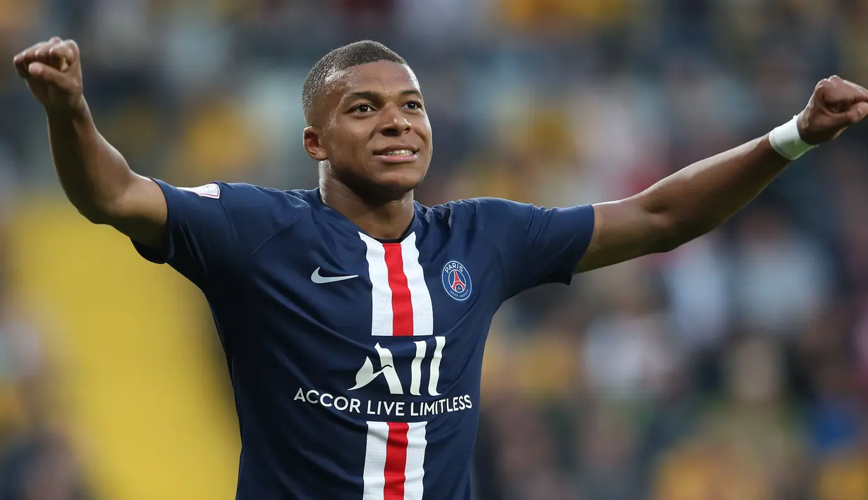 Kylian Mbappe asal Paris Saint-Germain berusia 20 tahun menjadi buruan termahal musim ini. Real Madrid dan Liverpool adalah 2 klub yang berminat dengannya. Namun, perlu menyiapkan fee hingga 240 juta pound untuk meminang penyerang Prancis ini. (AFP/Ronny Hartmann)