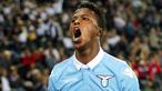 Striker Lazio, Balde Diao Keita, melakukan selebrasi usai mencetak gol ke gawang Udinese pada laga lanjutan Serie A di Stadion Friuli (1/10/2016). Keita menjadi pemain yang diperebutkan AC Milan dan Juventus. (EPA/Stefano Lancia)
