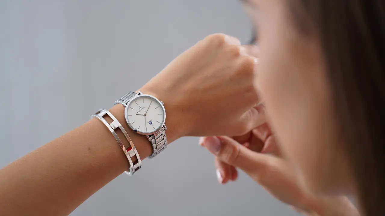 Padu padan gelang dan jam tangan (Foto: Reve Art AI)