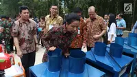 Menteri BUMN Rini Soemarno meninjau perlengkapan pendukung produksi pertanian di Tuban, Jawa Timur, Jumat (9/3). Pemerintah melalui PT BNI menyalurkan KUR kepada petani penggarap lahan hutan melalui Program Perhutanan Sosial. (Liputan6.com/Angga Yuniar)