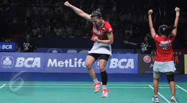 Ganda putri Indonesia Greysia Polii dan Nitya Krishinda Maheswari melaju ke final Indonesia Open Superseries Premier 2015 usai mengalahkan ganda wanita Tiongkok, Yu Yang dan Zhong Qianxin, Jakarta, Sabtu (6/6/2015). (Liputan6.com/Herman Zakharia)