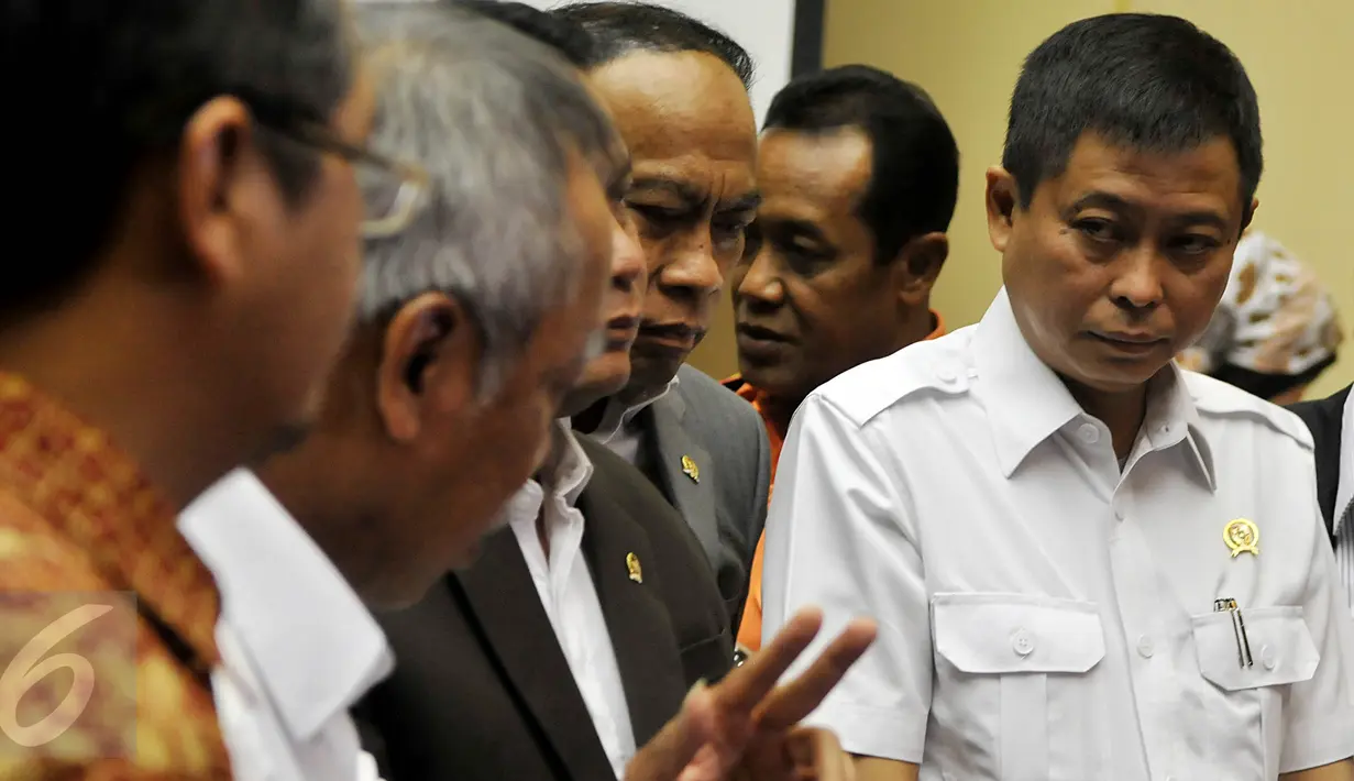 Menhub Ignasius Jonan (kanan) saat berada di Kompleks Parlemen, Senayan, Jakarta, Selasa (29/9/2015). Komisi V membahas anggaran kementerian dan lembaga mitra kerja Komisi V tahun 2016. (Liputan6.com/Johan Tallo)