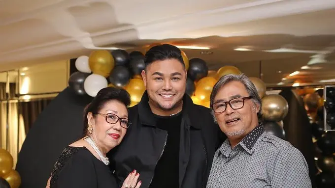 6 Momen Kebersamaan Ivan Gunawan dengan Kedua Orang Tuanya, Penuh Kehangatan