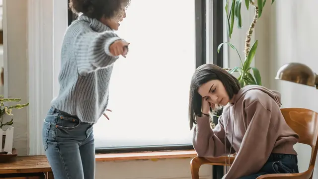 illustrasi wanita marah