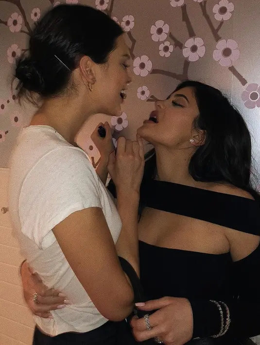 Nah ini foto pertama mereka yang dibagikan usai Kylie Jenner menjadi seorang ibu! (instagram/kyliejenner)