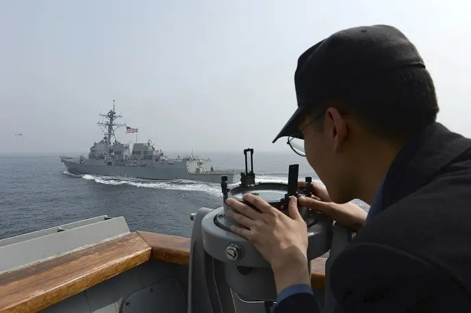 Anggota AL Korea Selatan saat latihan gabungan dengan AL Amerika Serikat di Laut Kuning, perairan barat Korea Selatan, (26/4/2017). Pada hari yang sama, muncul laporan latihan artileri besar-besaran Korea Utara di Wonsan, 213 km timur Pyongyang (AP)