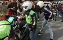 Viral Sekelompok Driver Ojol Lempar Motor ke Kali di Gunung Sahari, Diduga Milik Mata Elang