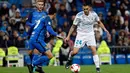 Pemain Real Madrid, Daniel Ceballos menggiring bola dengan kawalan pemain Fuenlabrada pada laga Copa del Rey 2017-2018 di Stadion Santiago Bernabeu, Selasa (28/11). Madrid lolos ke 16 besar, meski diimbang tim divisi tiga, 2-2. (AP Photo/Francisco Seco)