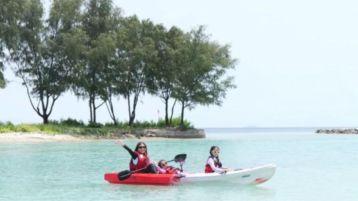 5 Potret Keseruan Liburan Sarwendah dan Anak-Anaknya ke Pantai, Jajal Kano hingga Naik Yacht