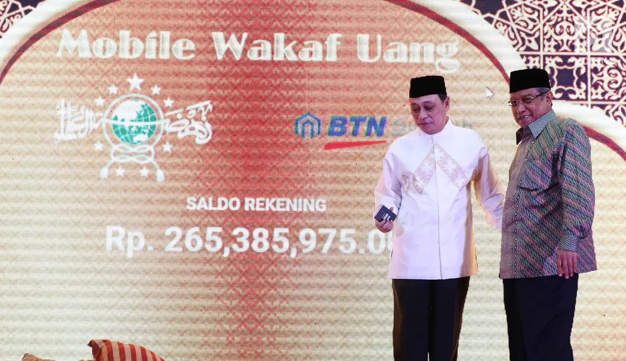 Direktur Utama PT Bank Tabungan Negara (Persero) Tbk. Maryono bersama Ketua Umum Pengurus Besar Nahdlatul Ulama  (NU) KH Said Aqil Siradj saat menghadiri peluncuran aplikasi seluler Wakaf Uang NU di Jakarta, Selasa (13/6). (Liputan6.com/Angga Yuniar)