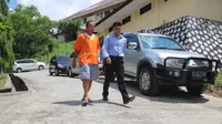 salah satu tersangka korupsi Bandara Paser digiring polisi ke tahanan. (Liputan6.com/Abelda Gunawan)