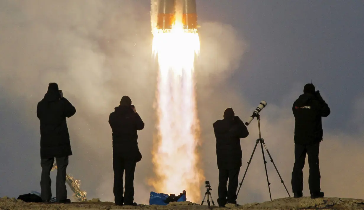 Sejumlah wartawan mengambil gambar Pesawat ruang angkasa Soyuz TMA - 19m saat akan lepas landas di kosmodrom Baikonur, Kazakhstan, (15/12). (REUTERS/Shamil Zhumatov)
