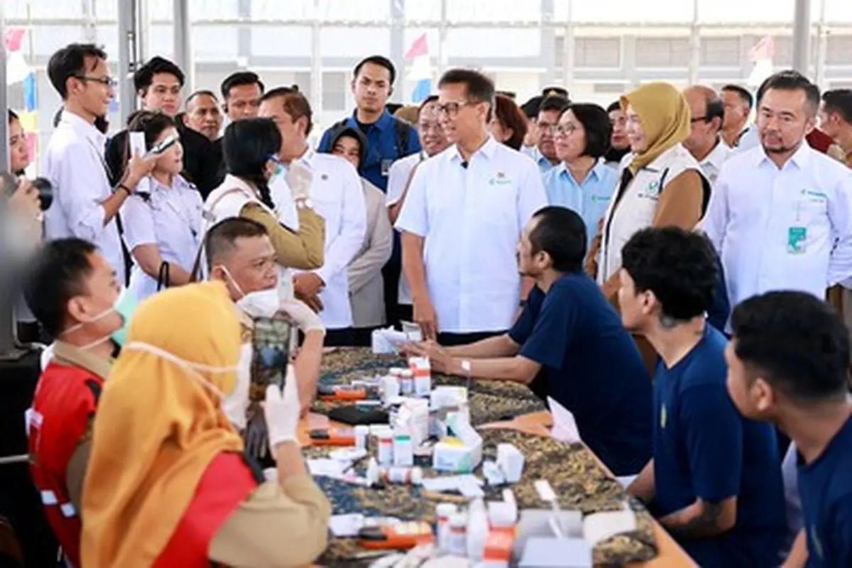 Menkes Budi saat meninjau pelaksanaan Kick Off Screening TB dengan rontgen dada dan cek kesehatan gratis tahun 2026 untuk warga binaan Lembaga Pemasyarakatan Nusa Kambangan, Jawa Tengah pada Senin (29/6/2026). (Dok Kemenkes)
