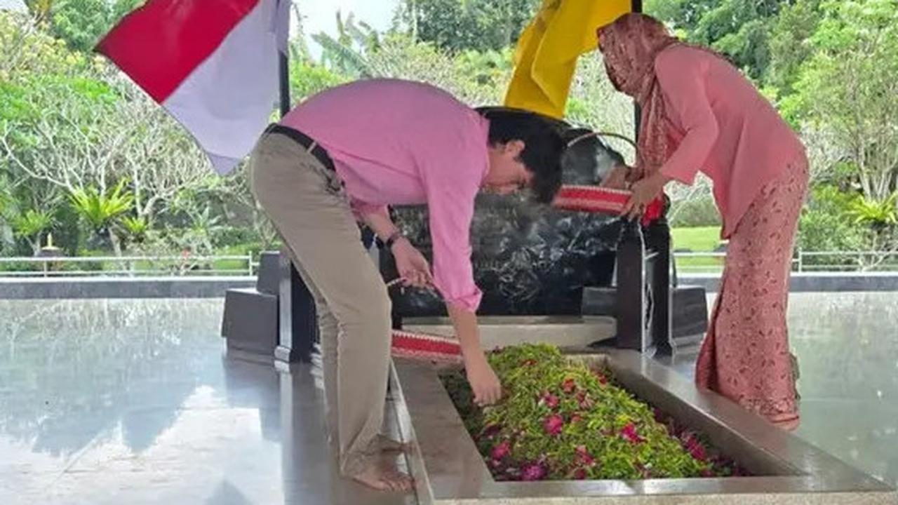Momen Khidmat Kartika Sari Dewi dan Kiran Berbusana Pink saat Ziarah ke Makam Soekarno