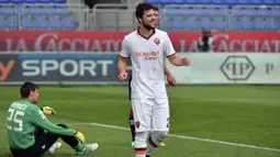 Striker Italia, Mattia Destro yang kini tengah menjalani musim kedua bersama Empoli tercatat pernah berseragam AS Roma selama tiga musim mulai 2012/2013 hingga 2014/2015. Total tampil dalam 68 laga di semua kompetisi bersama AS Roma, ia sukses mencetak 29 gol dan 5 assist, termasuk satu kali hattrick yang dibuat pada pekan ke-32 Serie A 2013/2014 saat AS Roma menang 3-1 atas tuan rumah Cagliari (6/4/2014). (AFP/Gabriel Bouys)