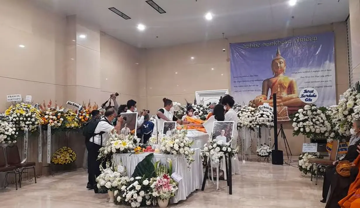 Mendekat dengan peti jenazah Reza Gunawan, keluarga kompak ikut menyelimutinya dengan kain oranye. (Foto: YouTube)