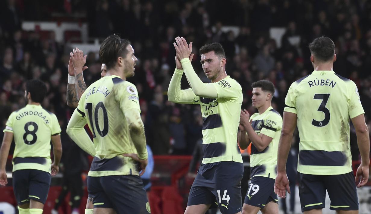 Para pemain Manchester City bereaksi terhadap para penggemar setelah bertanding melawan Nottingham Forest pada pertandingan lanjutan Liga Premier Inggris di  Stadion City Ground, Nottingham, Inggris, Sabtu (18/2/2023). Man City bermain imbang atas Nottingham Forest dengan skor 1-1. (AP Photo/Rui Vieira)