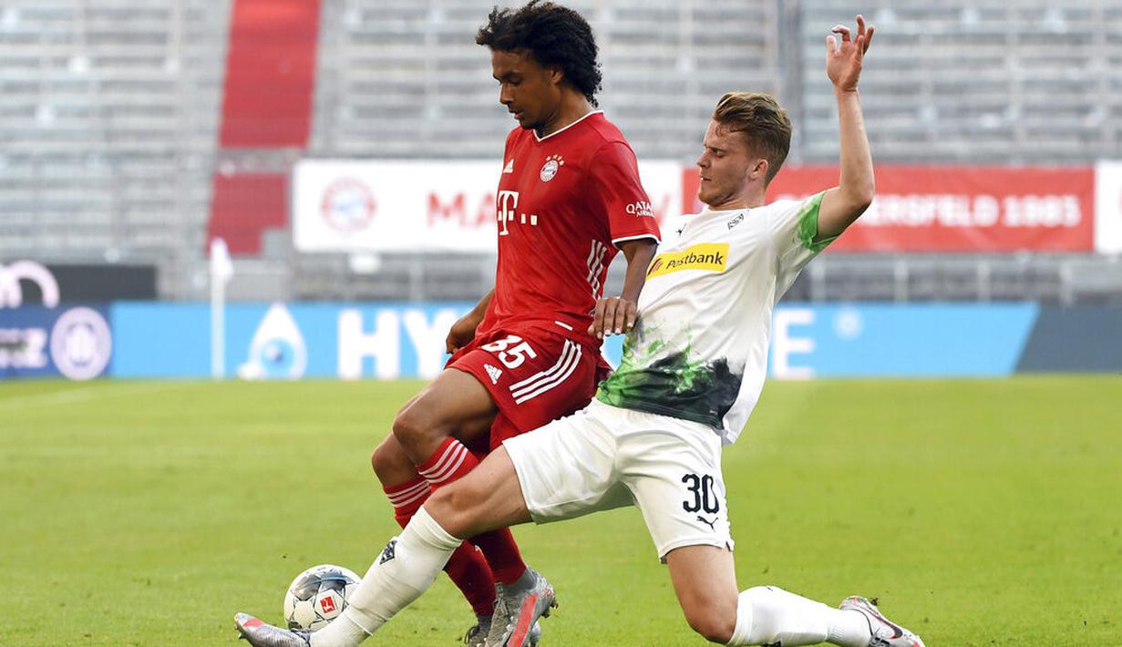 Pemain Bayern Munchen, Joshua Zirkzee, berebut bola dengan pemain Borussia Moenchengladbach, Nico Elvedi, pada laga Bundesliga di Allianz Arena, Minggu (14/6/2020). Bayern Munchen menang 2-1 atas Borussia Moenchengladbach. (AP/Matthias Balk)