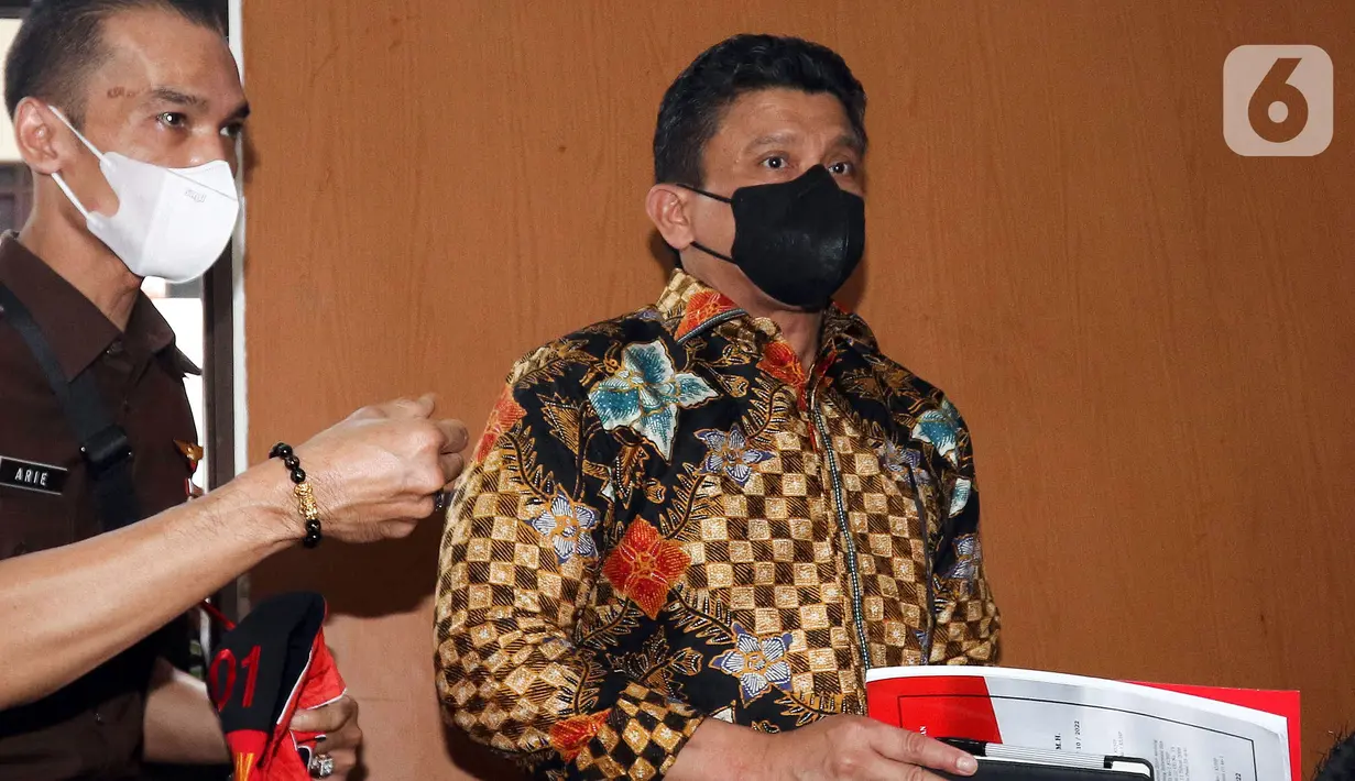 <p>Tersangka kasus pembunuhan berencana Ferdy Sambo bersiap untuk jalani sidang di Pengadilan Negeri Jakarta Selatan, Senin (17/10/2022). Ferdy Sambo bersama tiga tersangka lainnya akan menjalani sidang perdana kasus pembunuhan berencana terhadap Brigiadir J.(Liputan6.com/Herman Zakharia)</p>