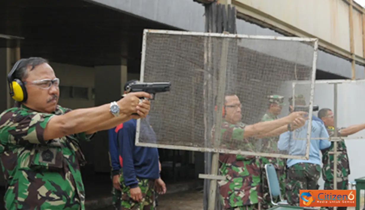 Citizen6, Surabaya: Turut hadir dalam latihan ini Komandan Kobangdikal Laksda TNI Djojko Teguh Wahojo, Komandan Kodikopsla Laksma TNI Yayat Achmad Hadirat, dan Inspektur Kobangdikal Kolonel Laut (P) Rudito. (Pengirim: Penkobangdikal)