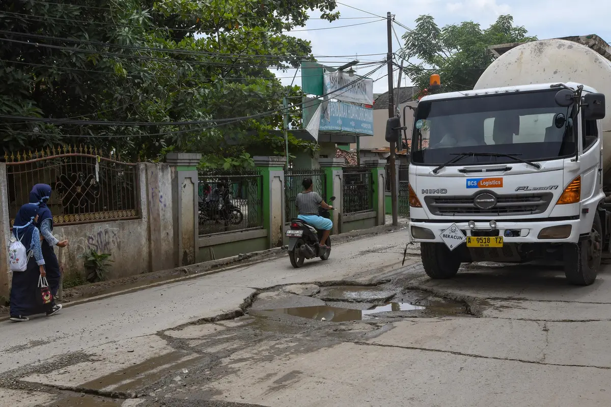 Ilustrasi Jalan Rusak. Foto : (merdeka.com/Arie Basuki)